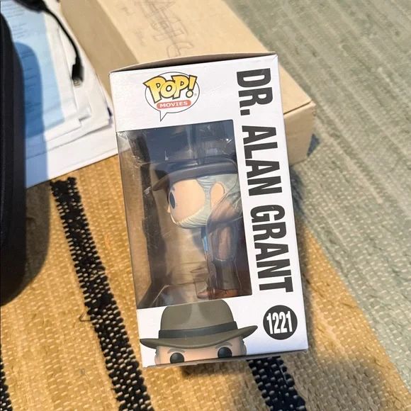 Funko Dr. Alan Grant Vinyl Figure with Brown Hat and Blue Shirt - Picture 2 of 3